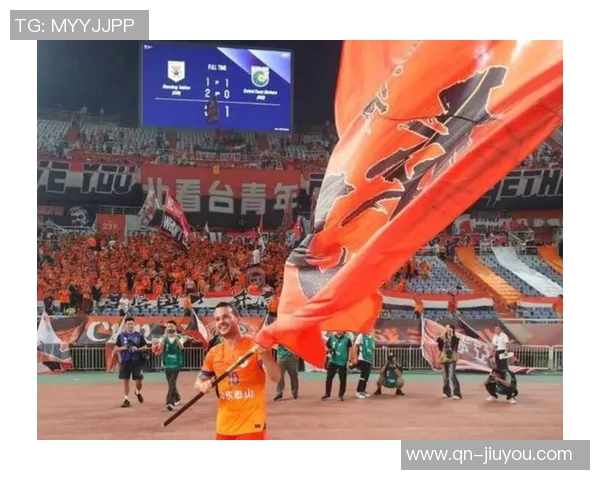 北看台球迷用手电筒拼出冠军奖杯形状为国安加油助威亚冠二国安战麦克阿瑟